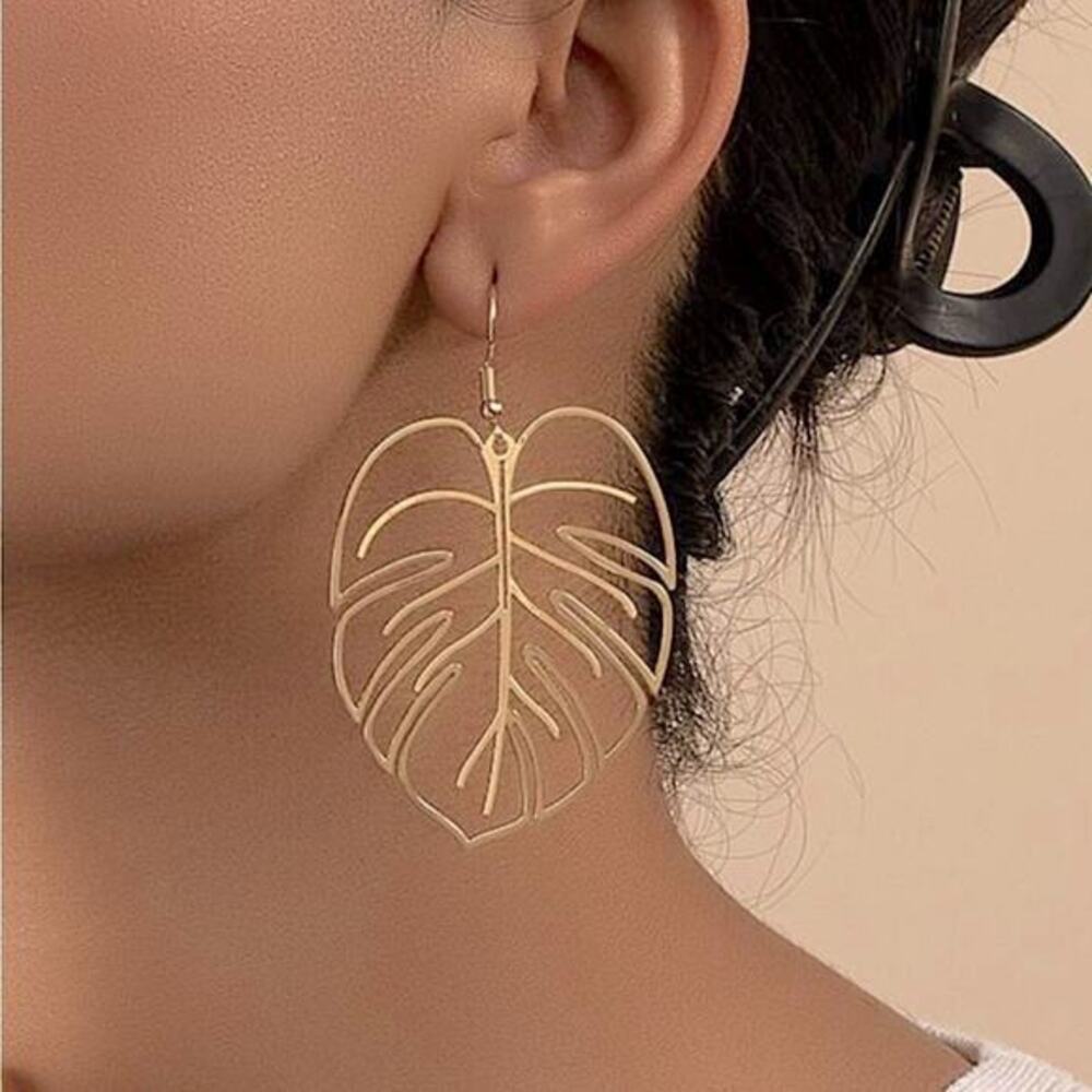 BEAUTIFUL Hollow Lead Gold Earrings